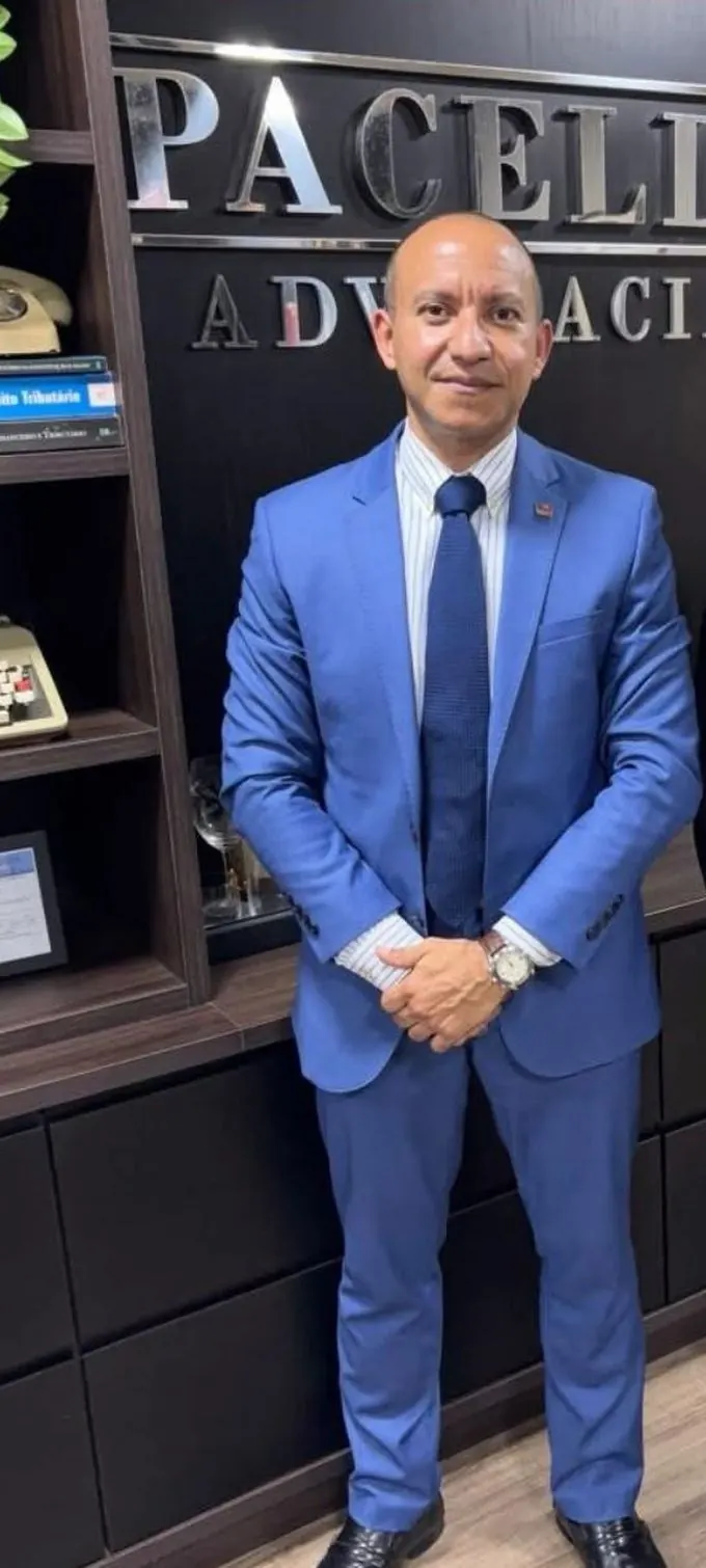Eugênio Pacelli Costa no escritório, junto ao letreiro Pacelli Advocacia