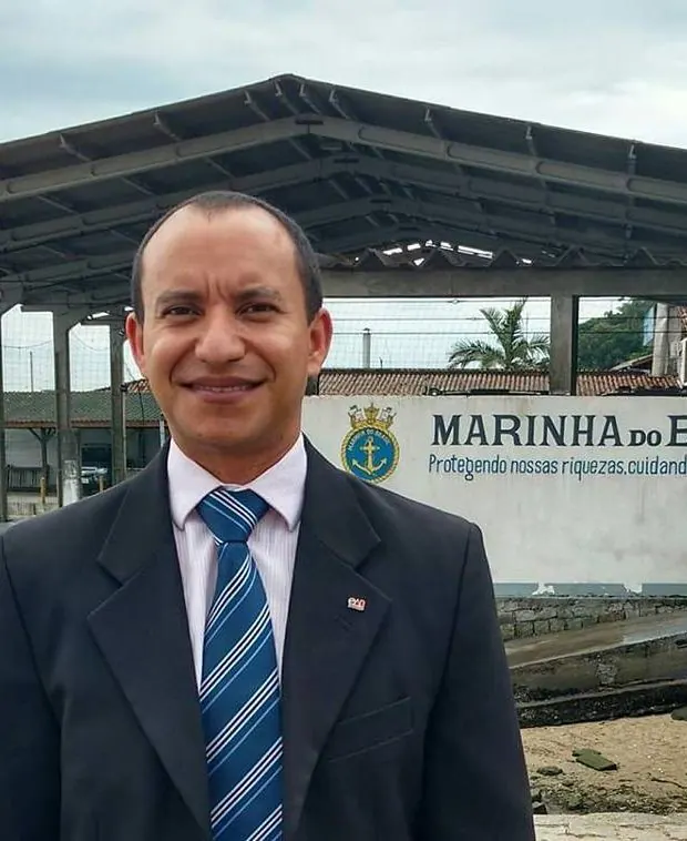 Eugênio Pacelli Costa em frente a uma unidade da Marinha do Brasil