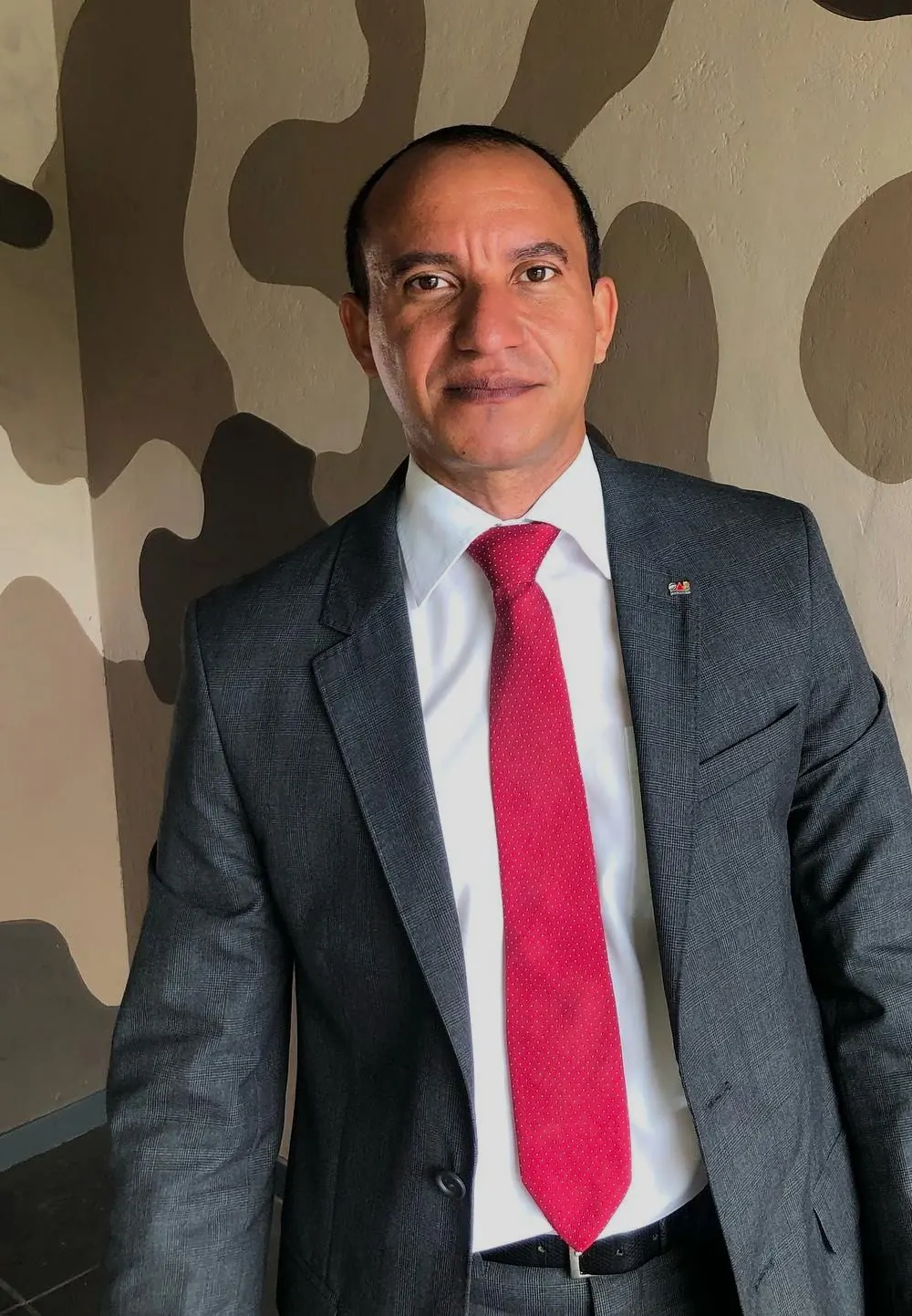 Eugênio Pacelli Costa, advogado militar em Joinville, de terno